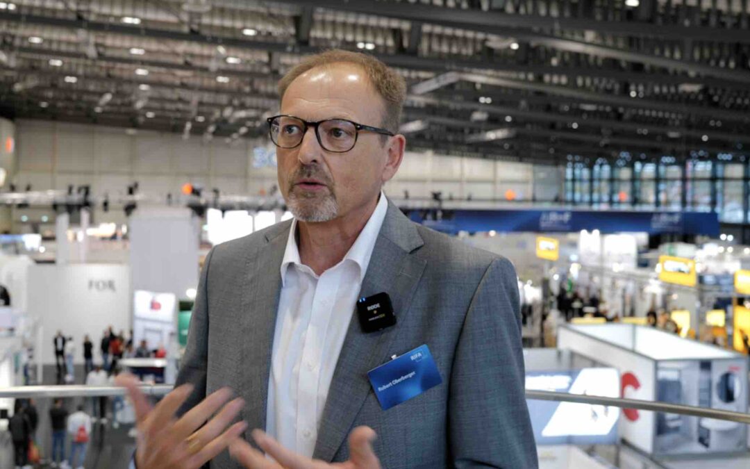 „Das ist dann der freie Markt“ R+F Geschäftsführer Robert Oberberger kündigt im SHKTacheles-TV-Interview neues Bäder-Vermarktungskonzept an